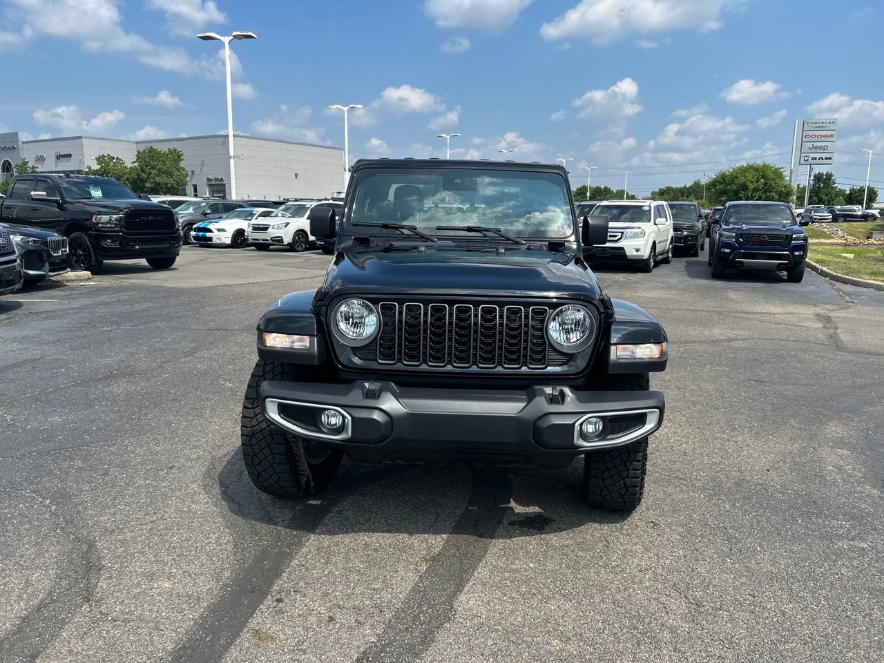 Used 2025 Jeep Gladiator Sport w/ Premium Package AWD/4WD image 8
