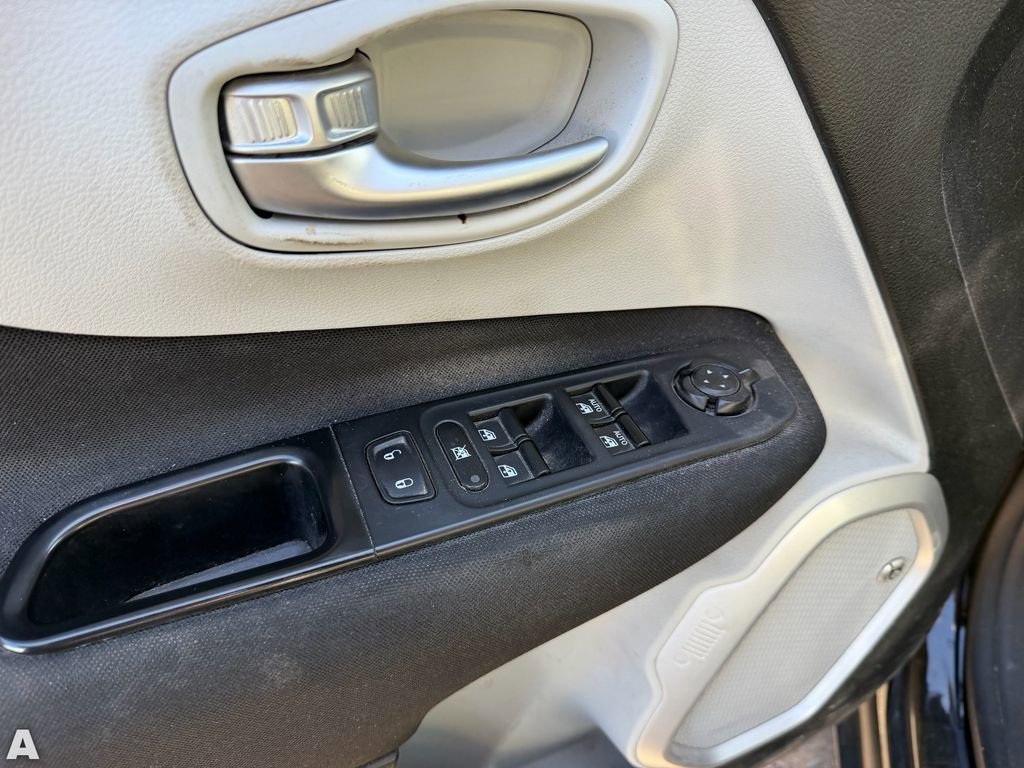 Used 2018 Jeep Renegade Latitude w/ Popular Equipment Group FWD image 10