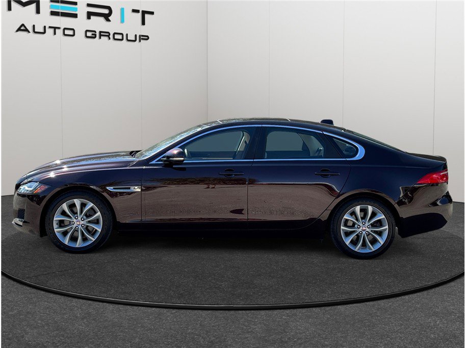 Used 2018 Jaguar XF Premium image 5