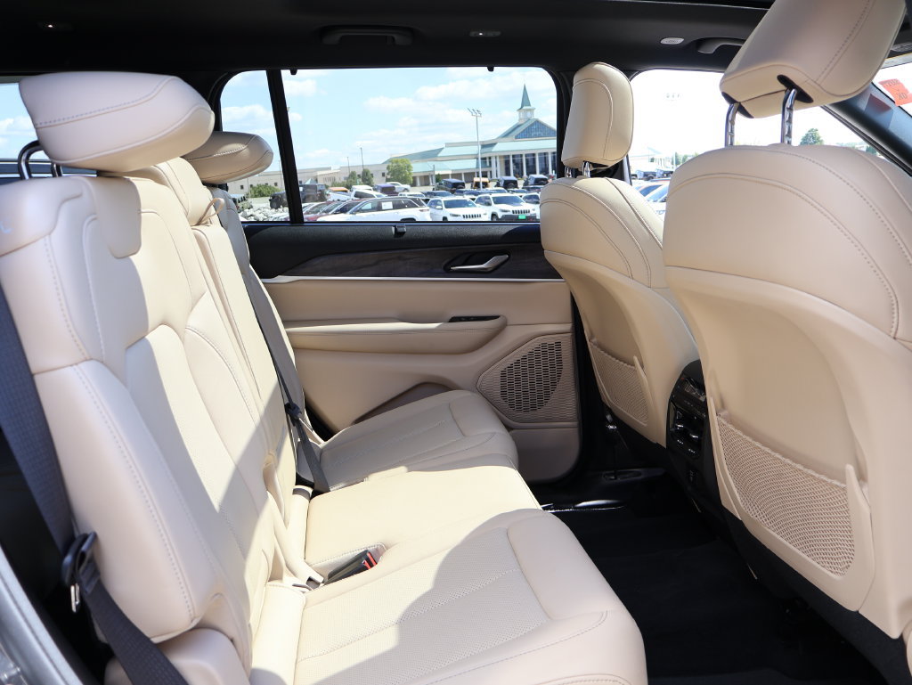 Used 2023 Jeep Grand Cherokee L Limited w/ Luxury Tech Group II AWD/4WD image 11