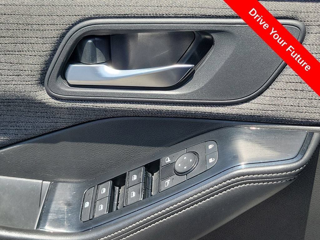 Used 2023 Nissan Rogue SV FWD image 16