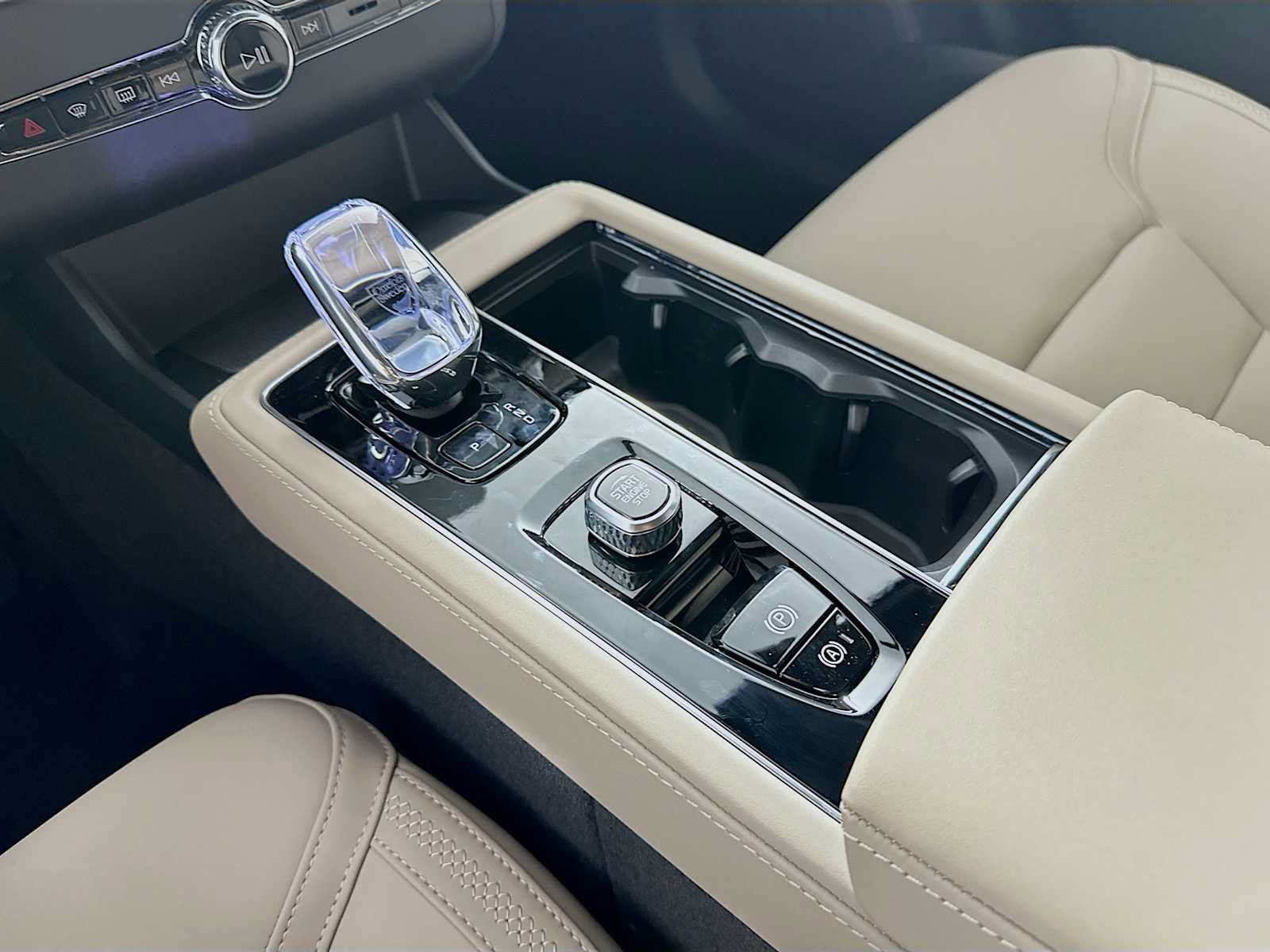 New 2026 Volvo XC90 B6 Plus w/ Protection Package Premier AWD/4WD image 15