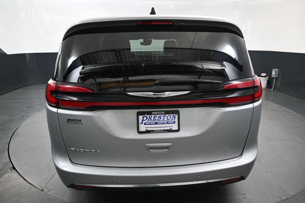 Used 2024 Chrysler Pacifica Touring-L FWD image 8