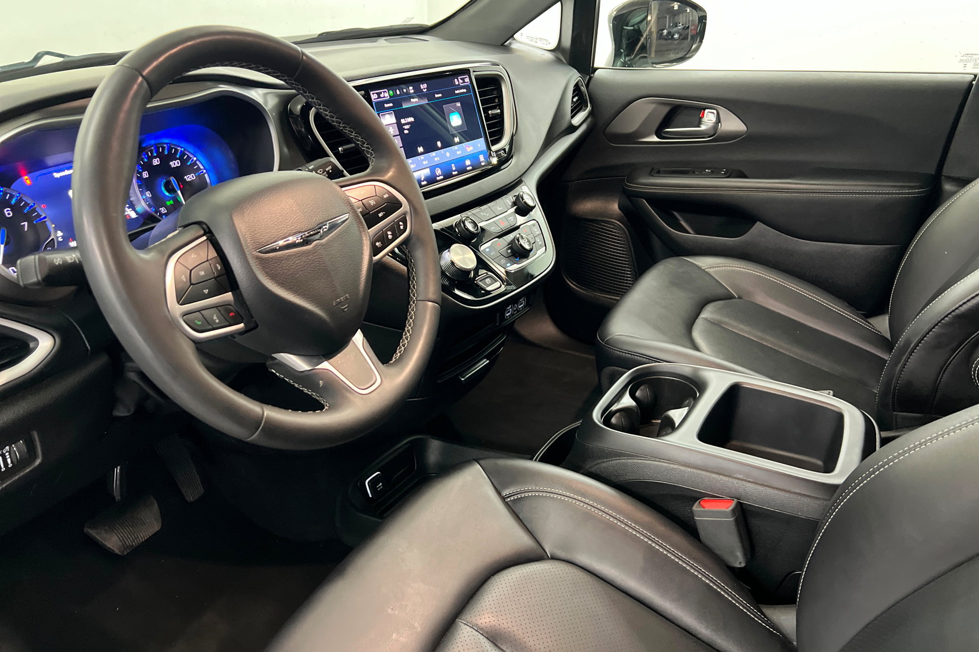 Certified 2025 Chrysler Pacifica Select FWD image 16