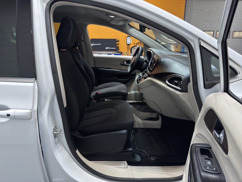 Used 2024 Chrysler Voyager LX image 20