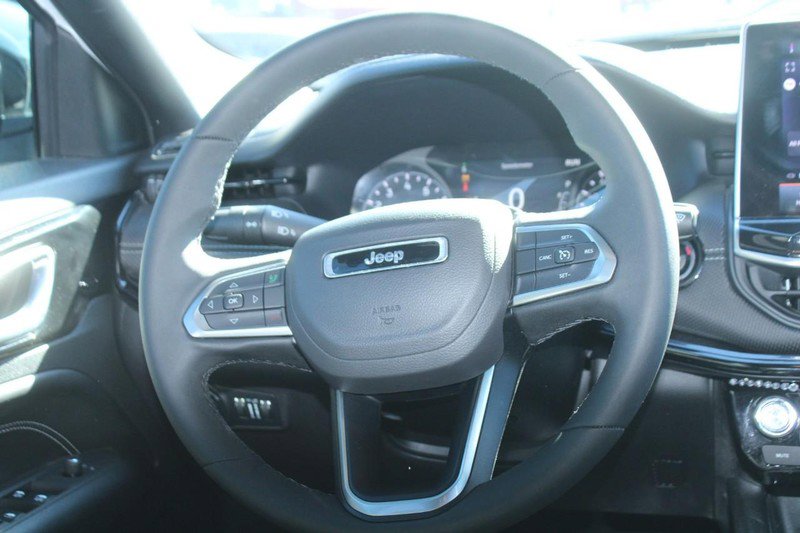 Used 2023 Jeep Compass Latitude image 15