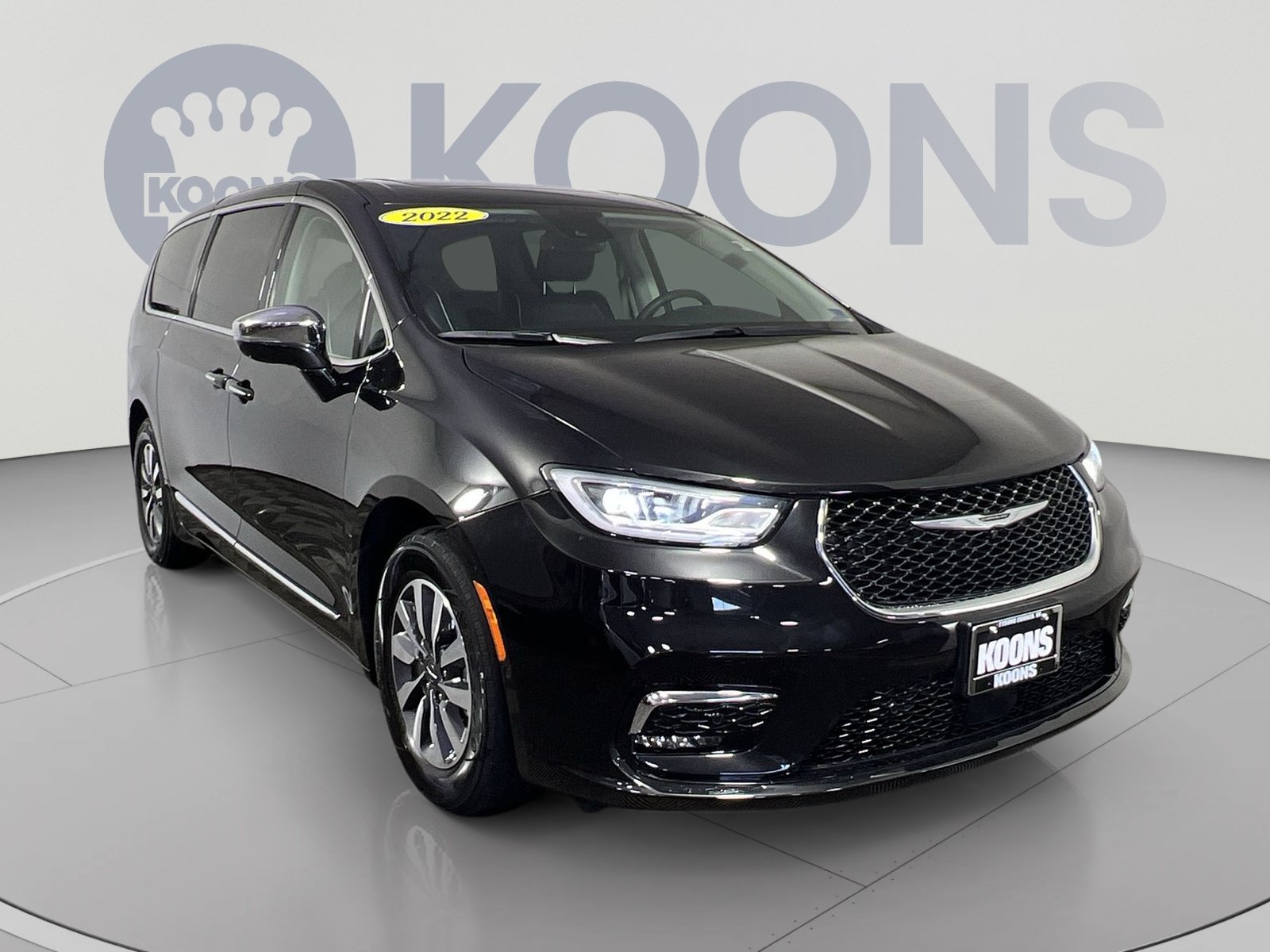 Used 2022 Chrysler Pacifica Limited w/ Uconnect Theater Family Group FWD image 2