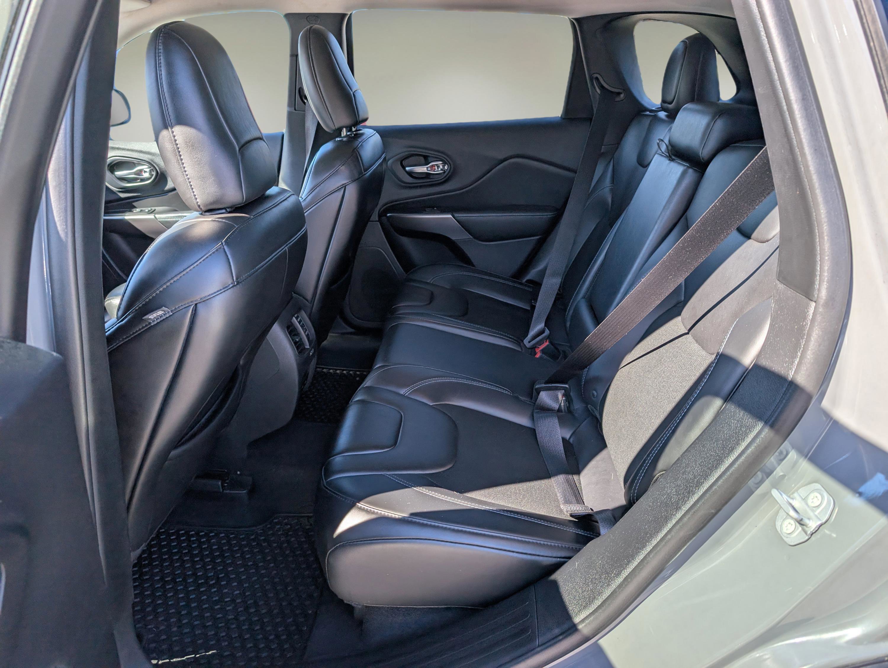 Used 2019 Jeep Cherokee Latitude Plus w/ Cold Weather Group image 11