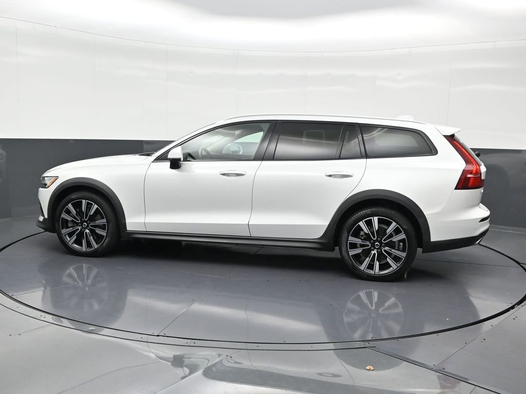 Certified 2022 Volvo V60 T5 Cross Country w/ Climate Package image 2