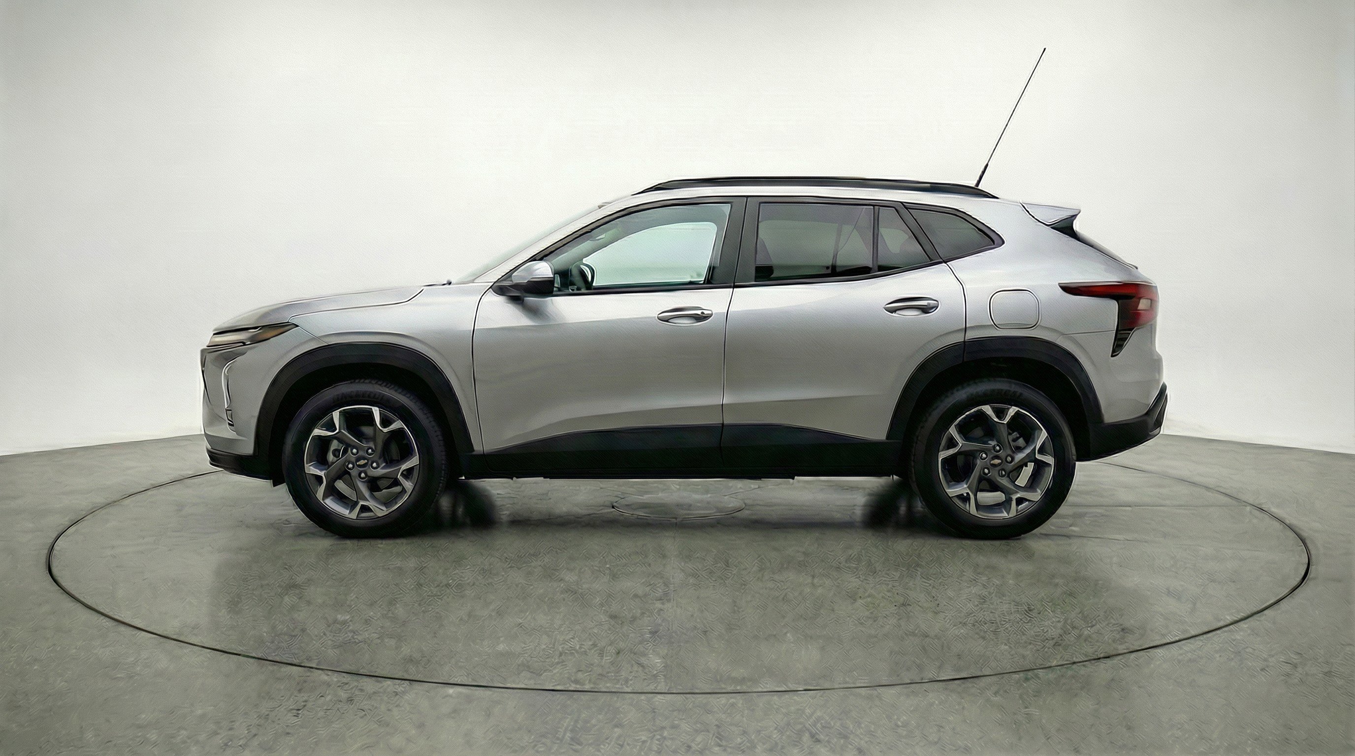 Used 2025 Chevrolet Trax LT FWD image 5