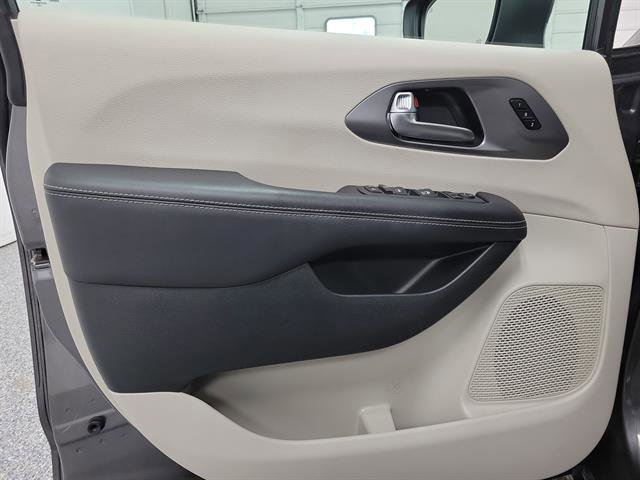 Used 2023 Chrysler Pacifica Touring-L image 18