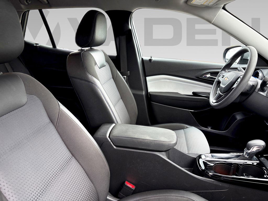 Used 2025 Chevrolet Trax LT FWD image 9