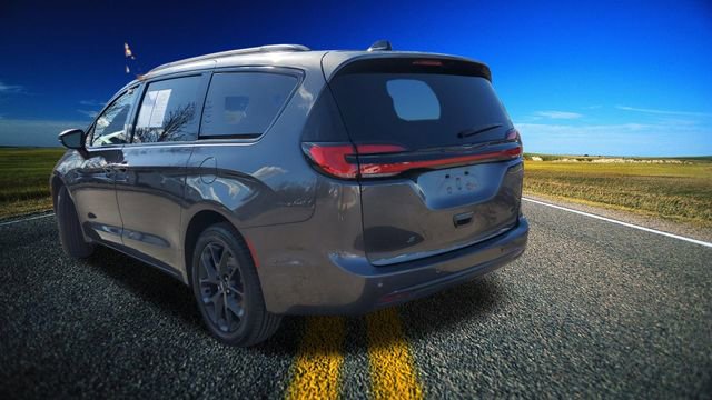 Used 2023 Chrysler Pacifica Touring-L w/ S Appearance Package image 30