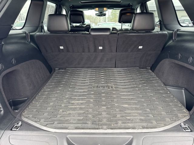 Used 2019 Jeep Grand Cherokee Altitude image 11