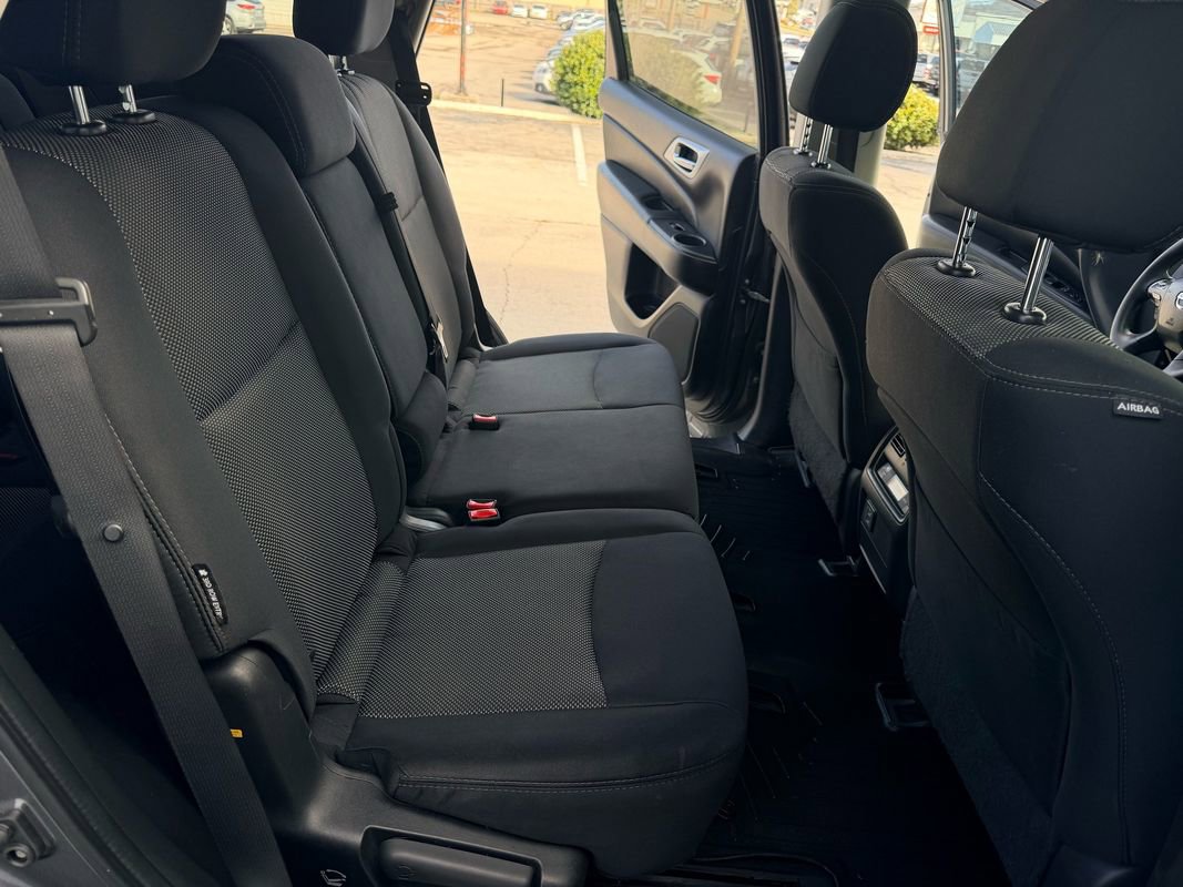 Used 2018 Nissan Pathfinder S image 16