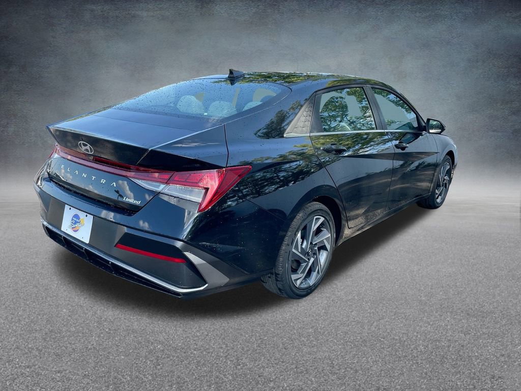 New 2025 Hyundai Elantra Limited image 31