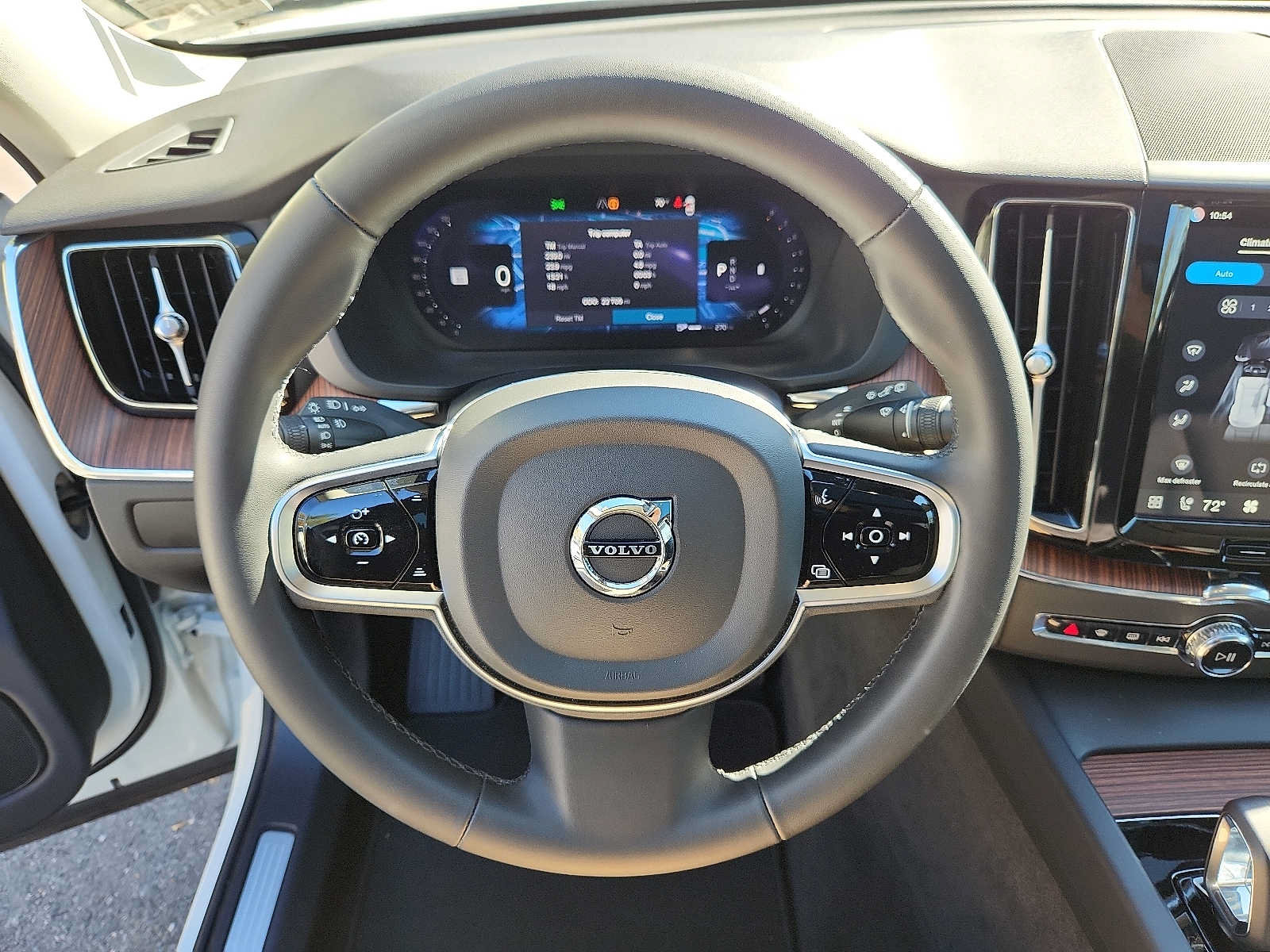 Certified 2024 Volvo XC60 B5 Plus w/ Climate Package AWD/4WD image 19