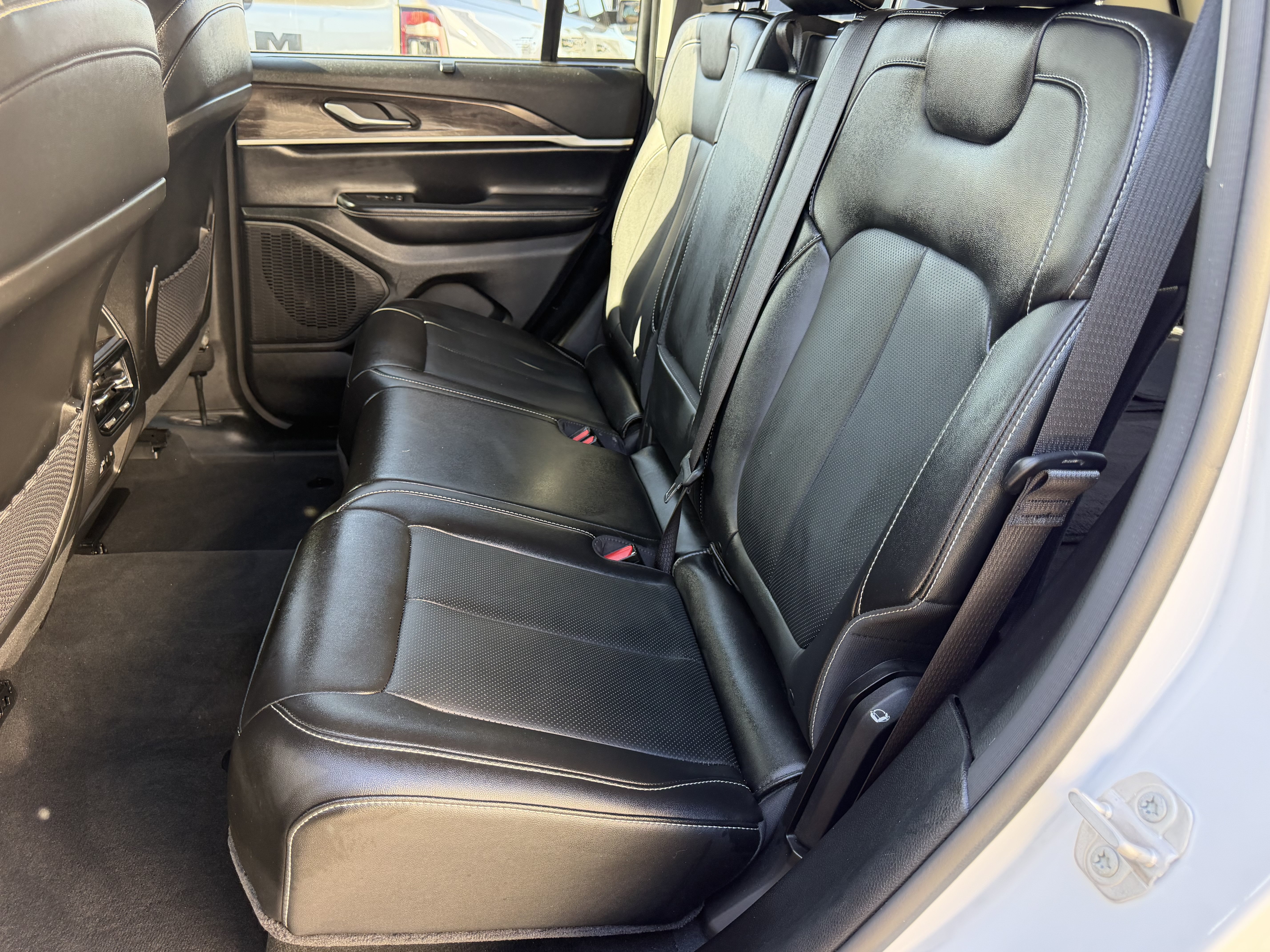 Used 2023 Jeep Grand Cherokee Limited w/ Luxury Tech Group II RWD image 35