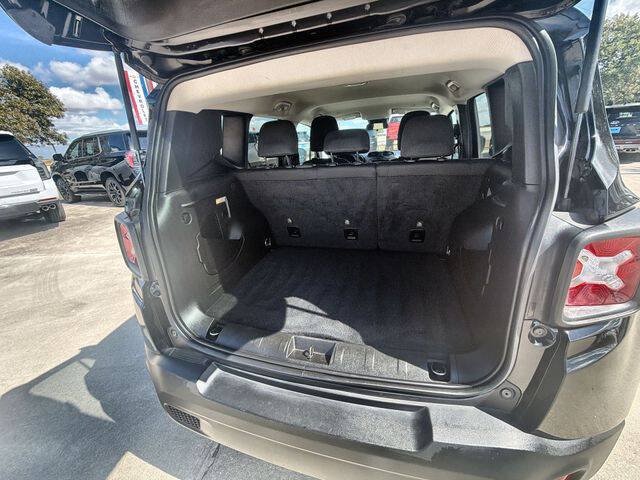 Used 2023 Jeep Renegade Latitude AWD/4WD image 24