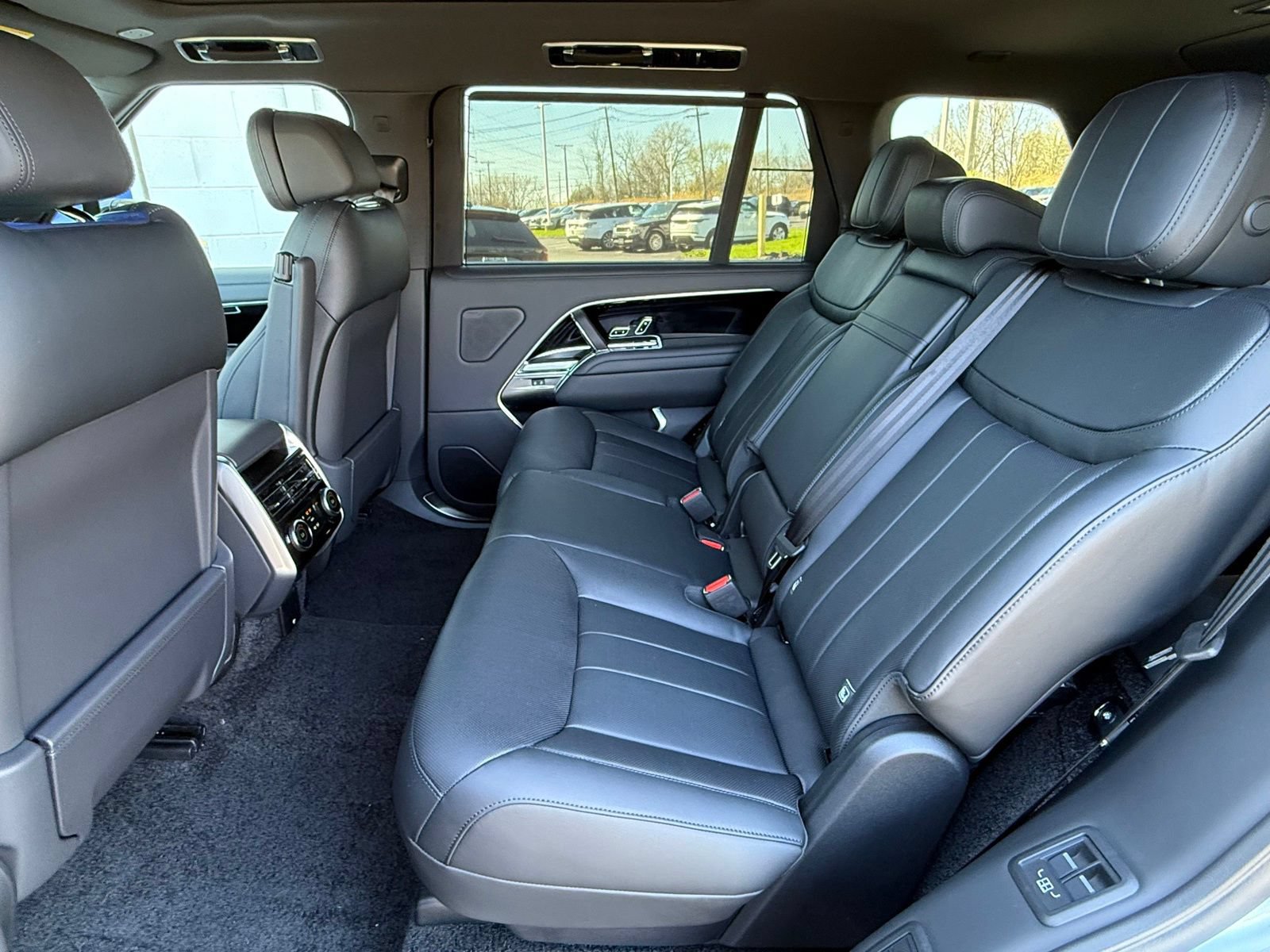 New 2026 Land Rover Range Rover Long Wheelbase SE AWD/4WD image 17