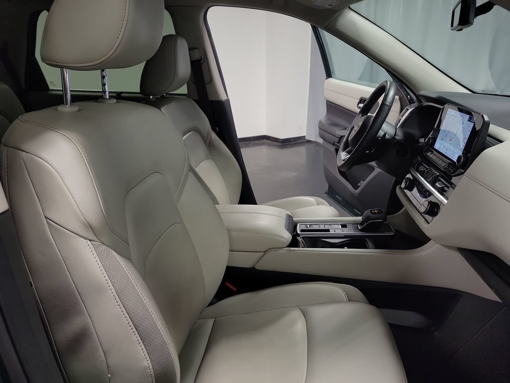 Used 2024 Nissan Pathfinder SL w/ Black Appearance Package FWD image 34