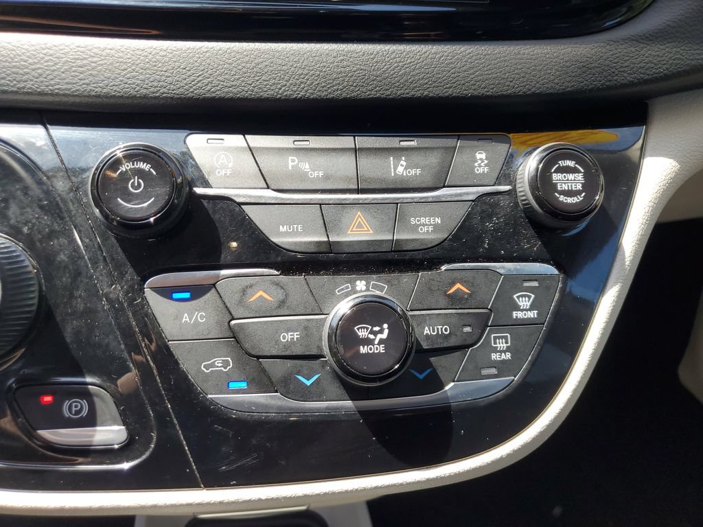 Used 2023 Chrysler Pacifica Touring-L FWD image 22