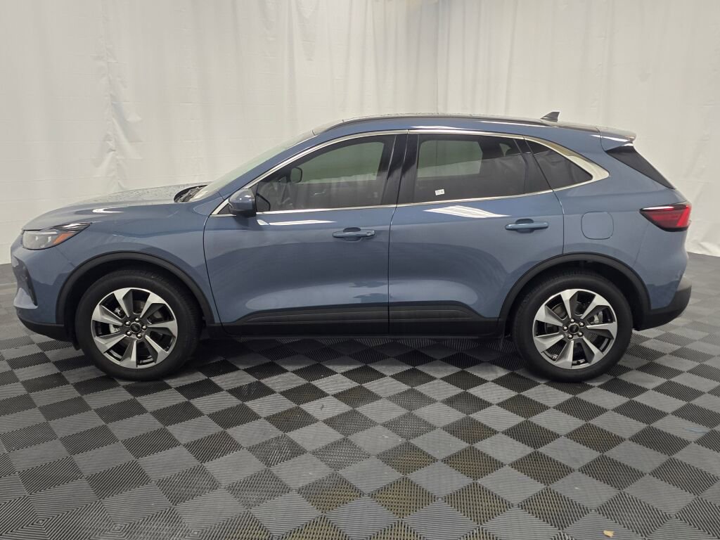 Used 2025 Ford Escape Platinum w/ Premium Technology Package image 3