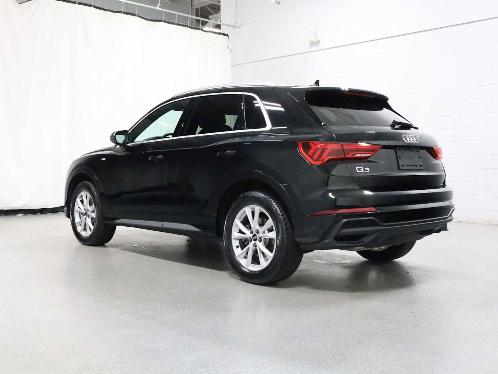 Certified 2025 Audi Q3 2.0T Premium w/ Convenience Package AWD/4WD image 3