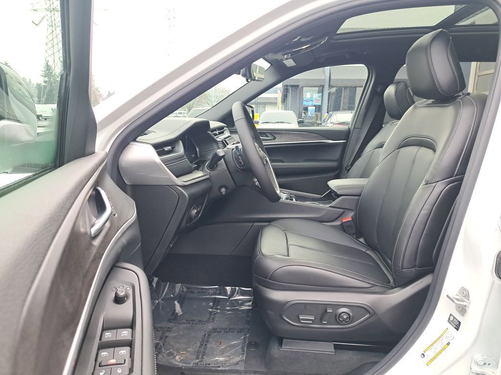 New 2025 Jeep Grand Cherokee L Limited w/ Luxury Tech Group II image 11