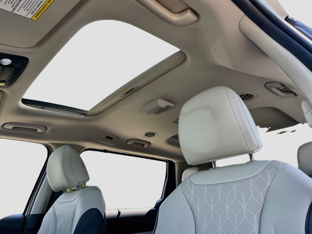 Used 2025 Kia Carnival SX w/ SX Dark Edition Package FWD image 21