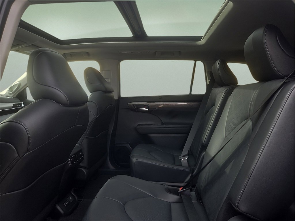 New 2026 Toyota Highlander Platinum image 14