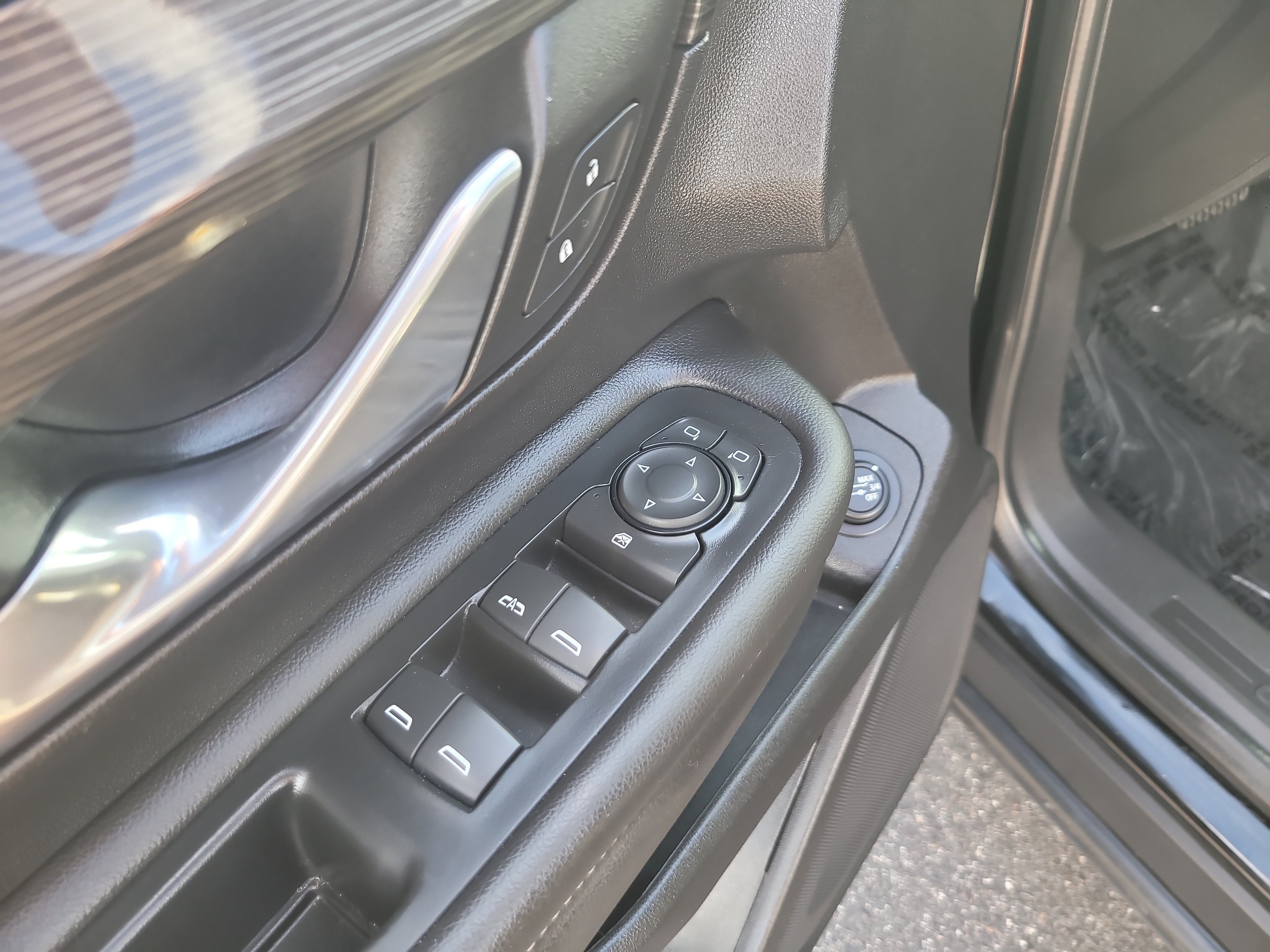 Used 2024 GMC Terrain SLE w/ Driver Convenience Package FWD image 16