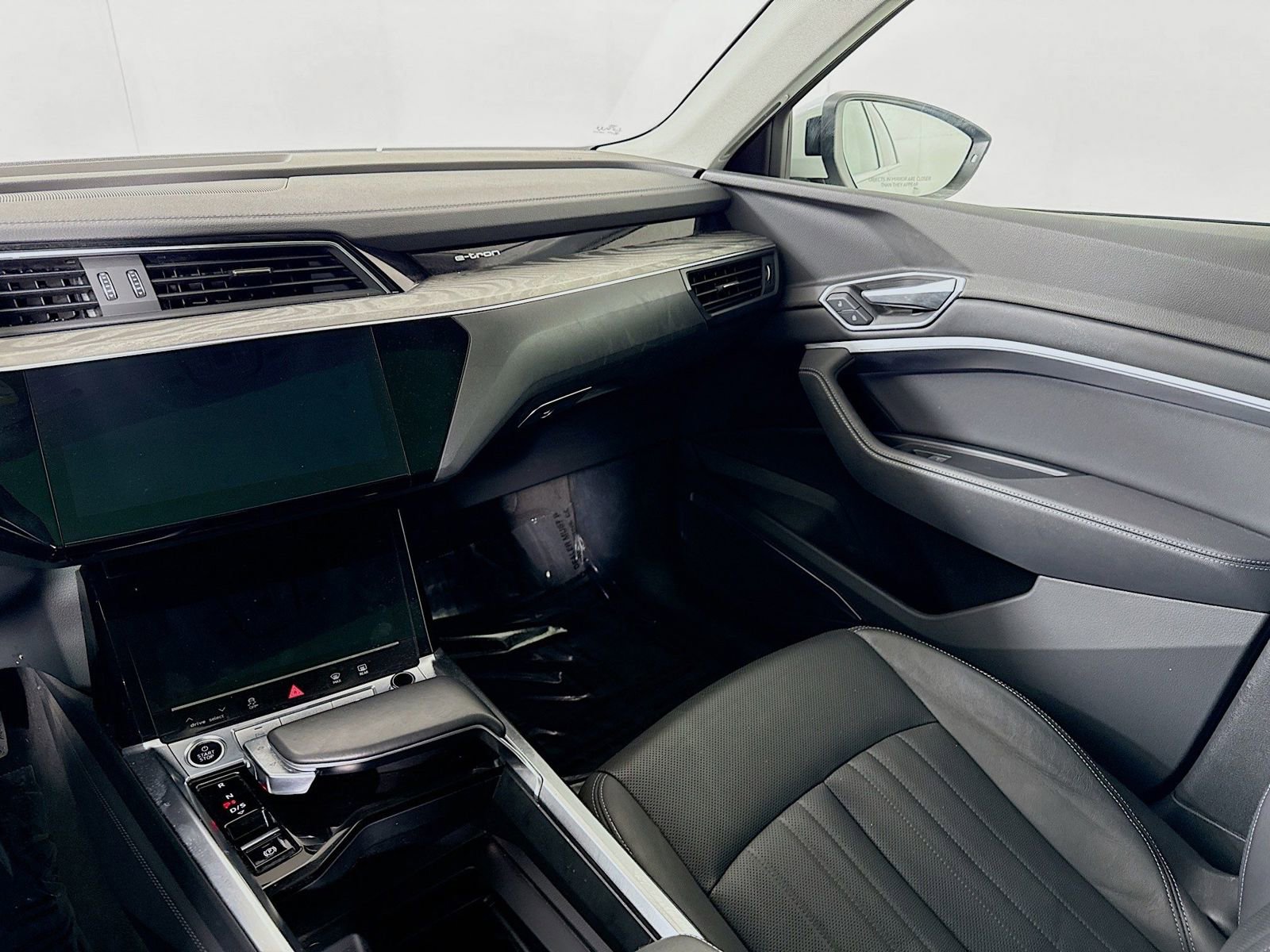 Used 2022 Audi e-tron Premium Plus image 24