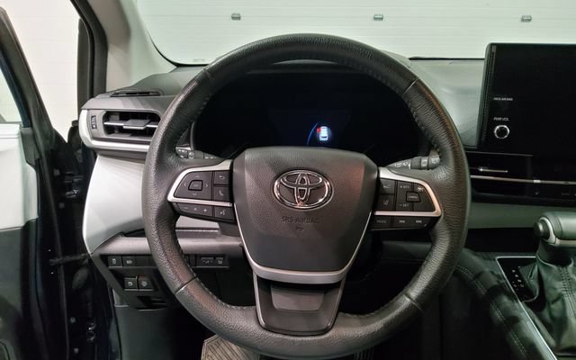 Used 2025 Toyota Sienna XLE FWD image 29