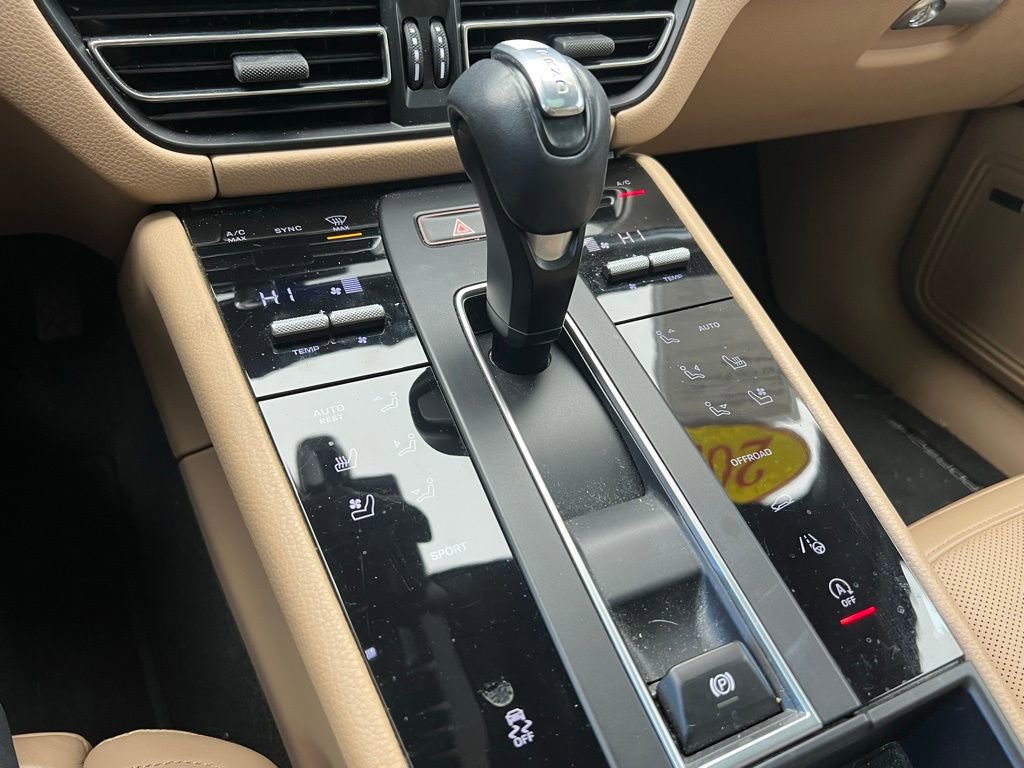 Certified 2022 Porsche Macan image 11