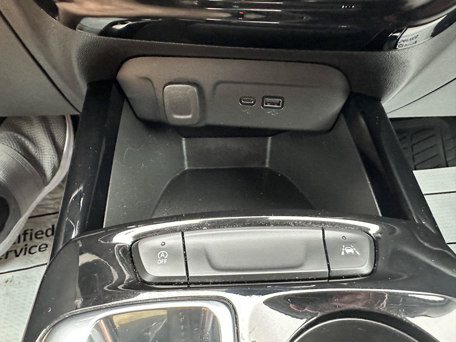Used 2024 Chevrolet Trax LT w/ LT Convenience Package FWD image 30