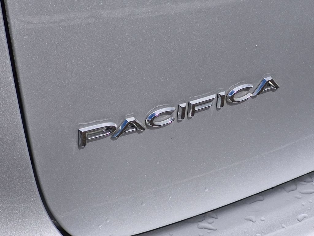 Used 2024 Chrysler Pacifica Touring-L FWD image 10