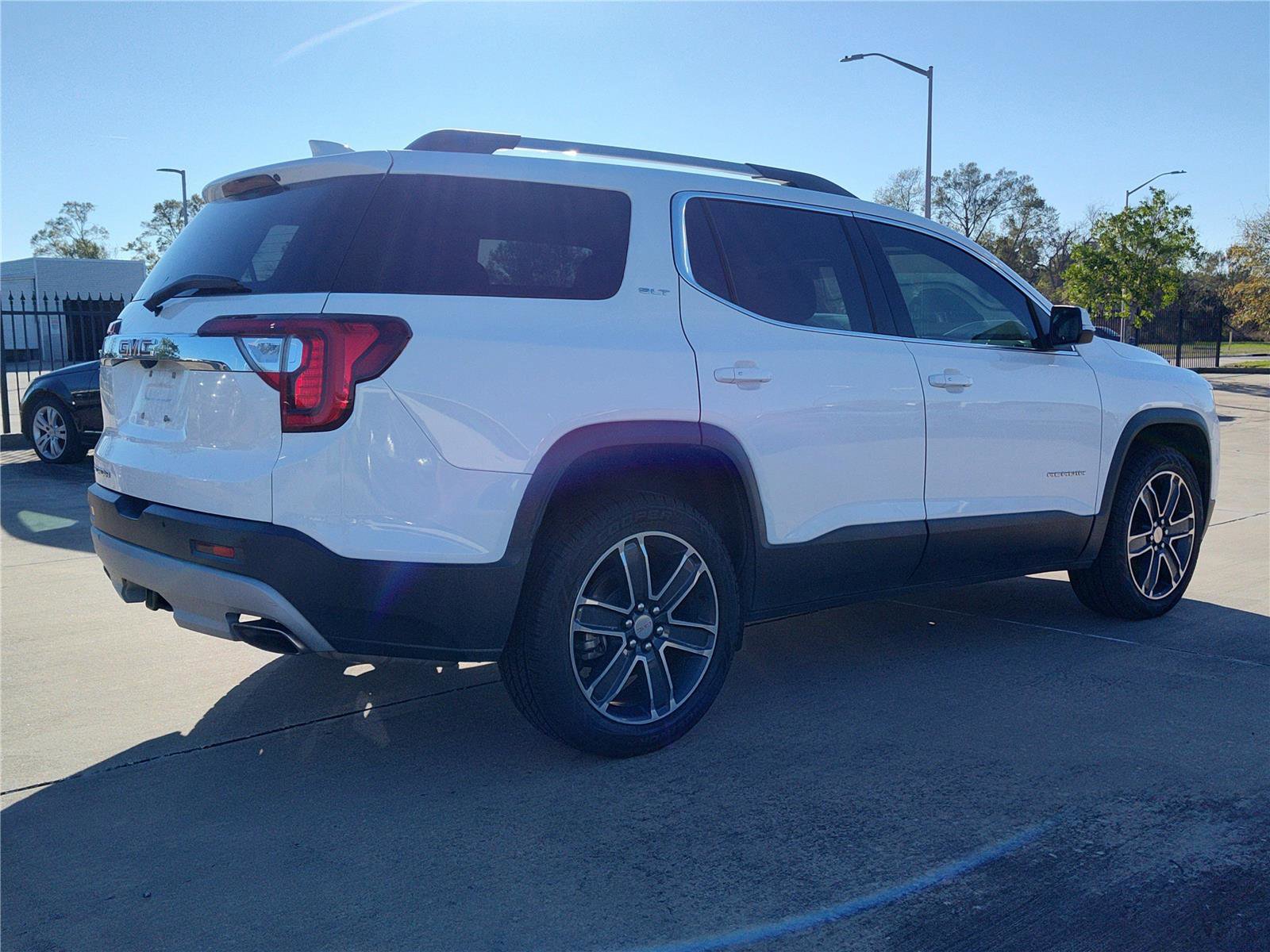 Used 2020 GMC Acadia SLT w/ Driver Alert Package II image 9