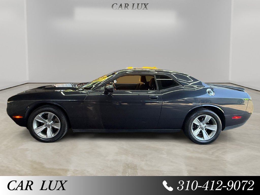 Used 2019 Dodge Challenger SXT RWD image 2