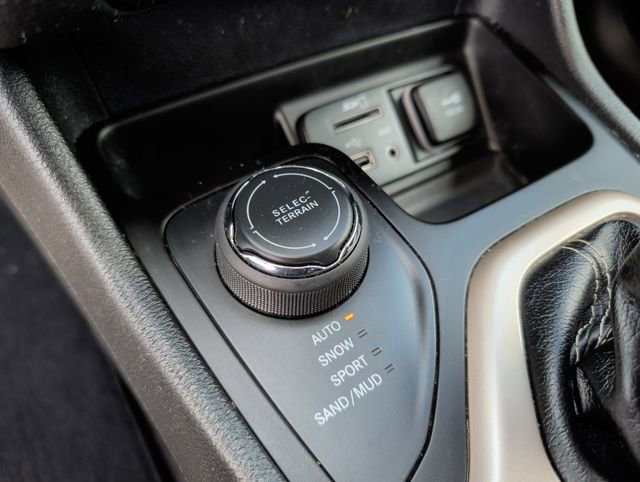 Used 2018 Jeep Cherokee Limited AWD/4WD image 14
