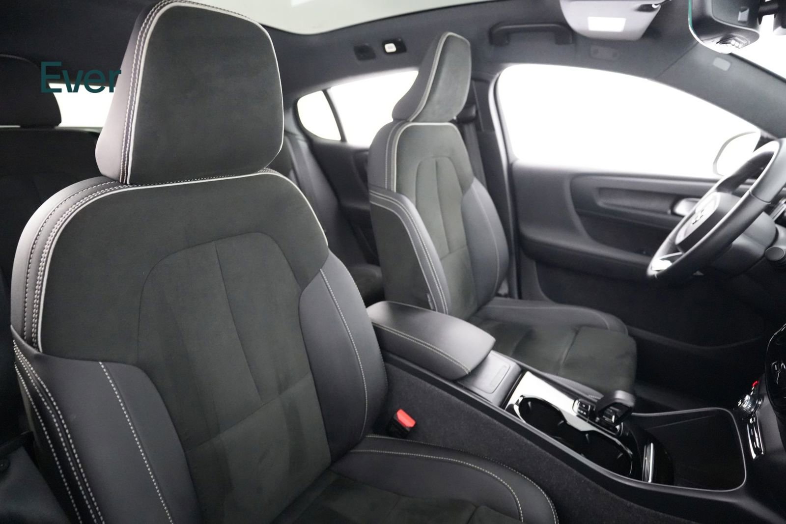 Used 2023 Volvo C40 P8 Recharge Ultimate image 23