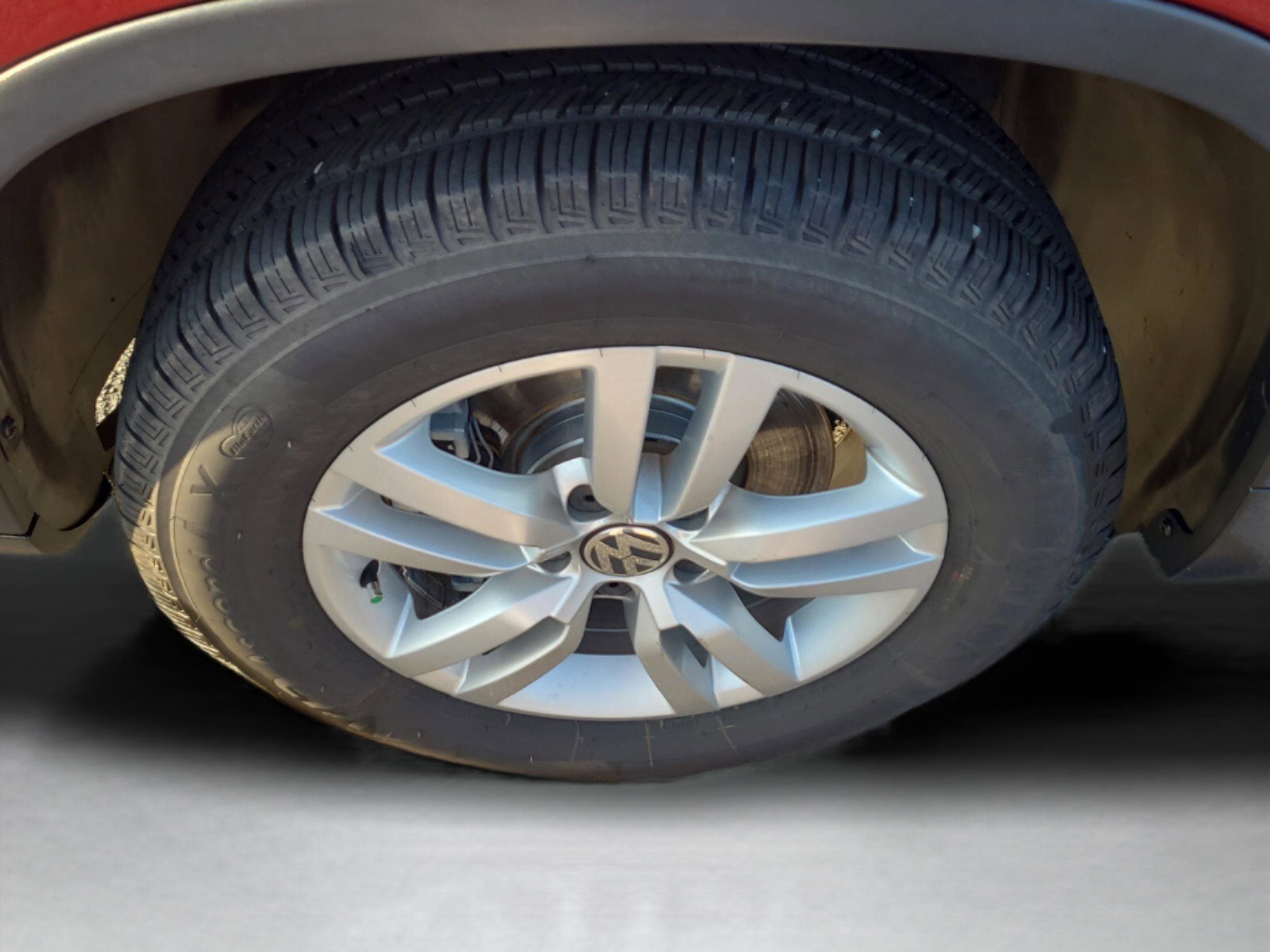 Used 2016 Volkswagen Tiguan S image 9