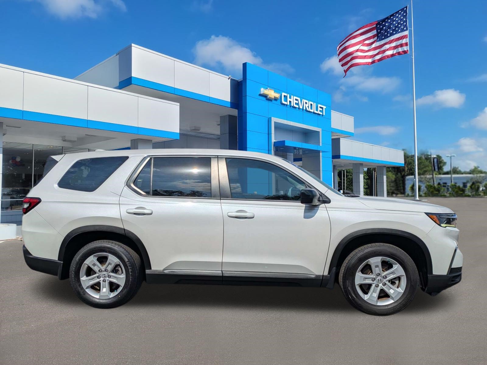 Used 2023 Honda Pilot LX image 2