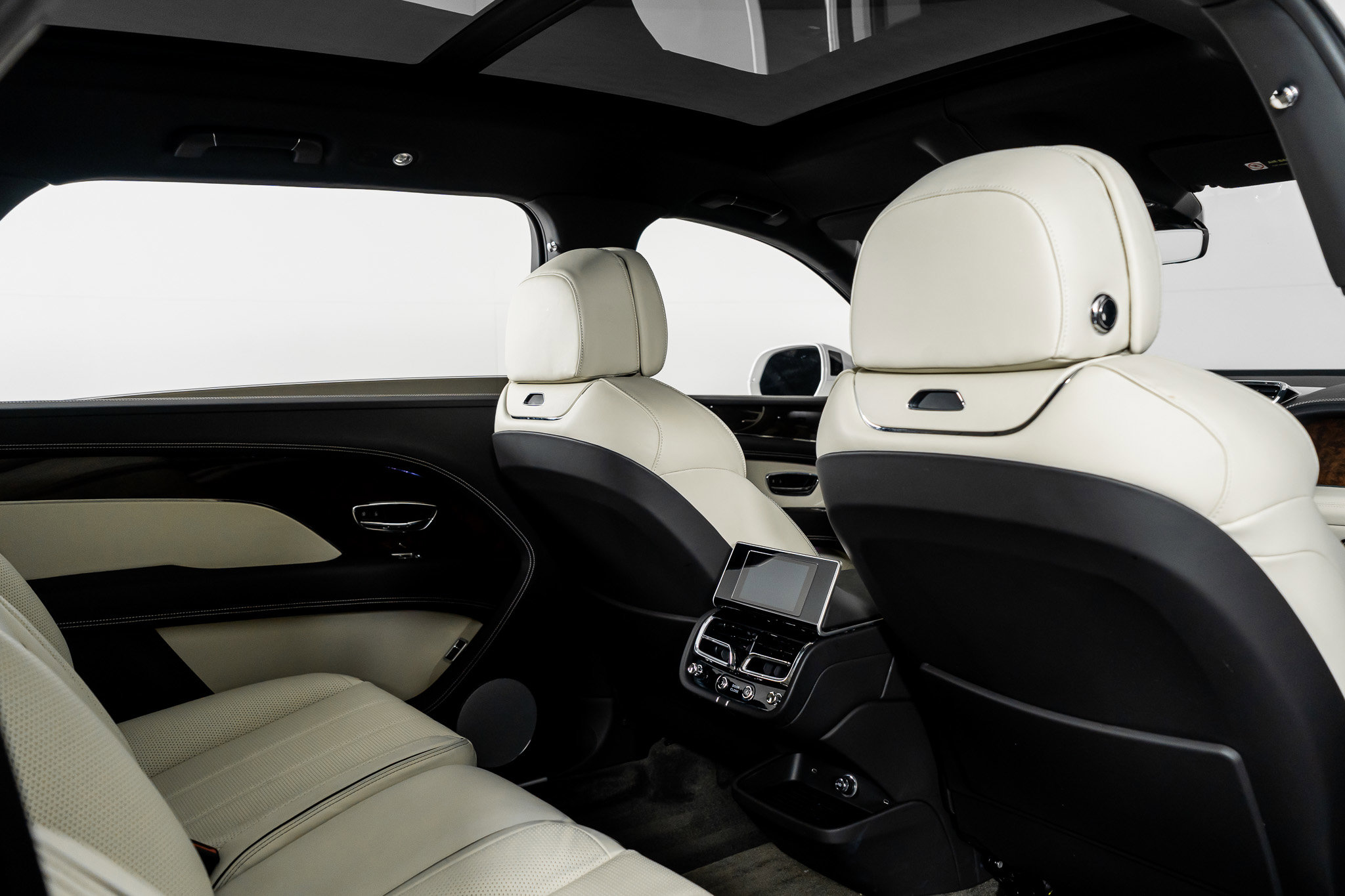 Used 2023 Bentley Bentayga Extended Wheelbase image 53