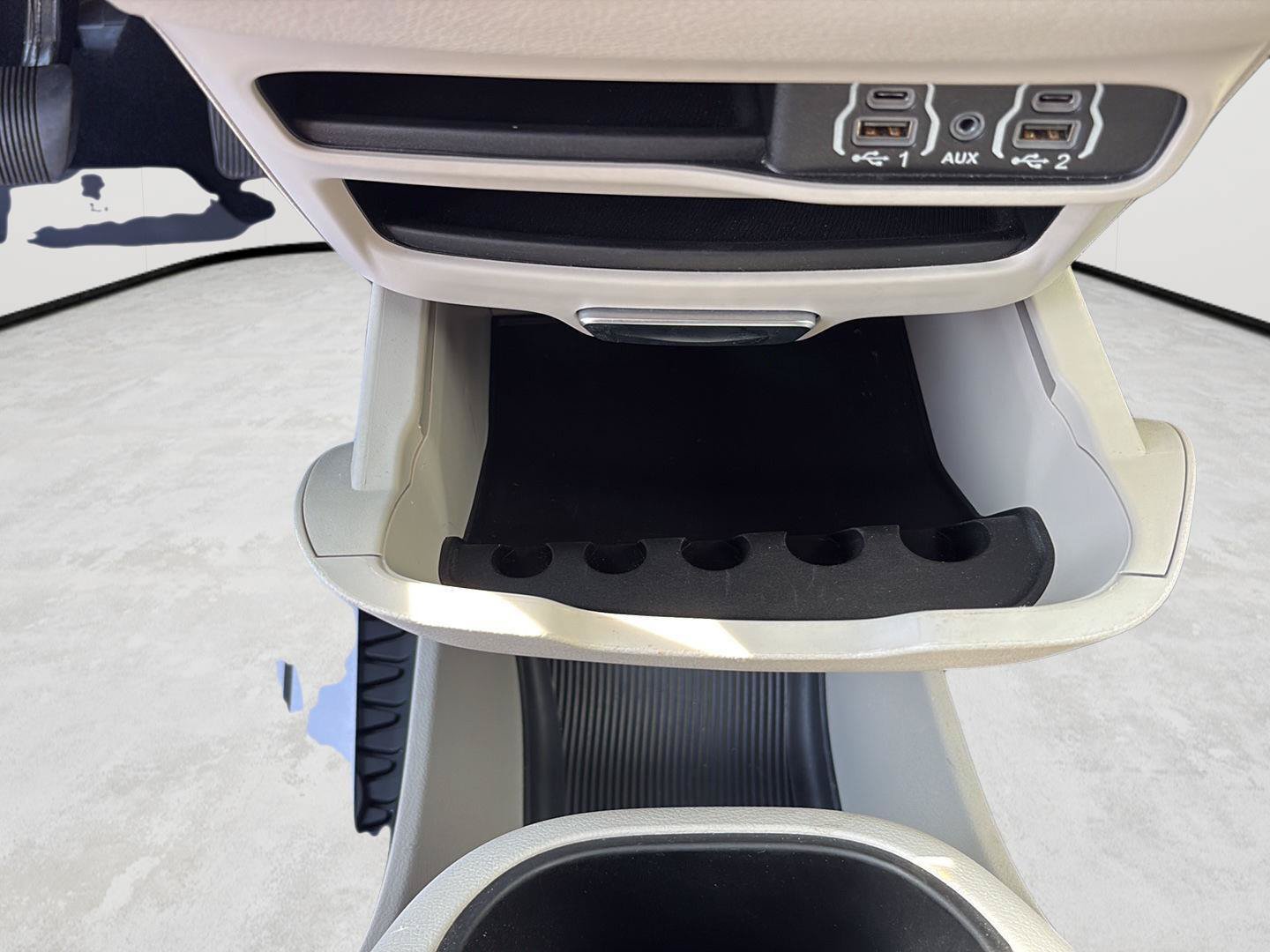 Used 2024 Chrysler Pacifica Limited FWD image 17