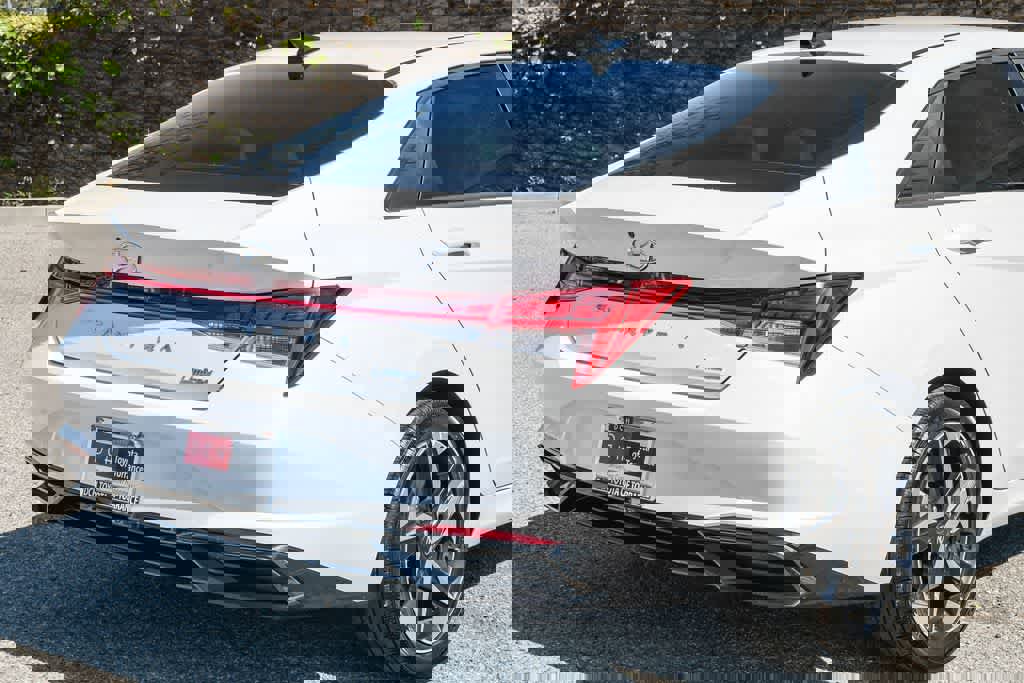 Used 2021 Hyundai Elantra Limited image 6