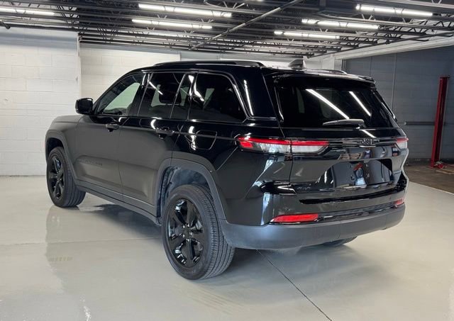 Used 2023 Jeep Grand Cherokee Altitude AWD/4WD image 3