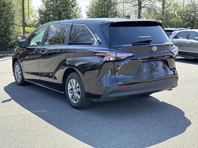 Used 2024 Toyota Sienna LE image 4