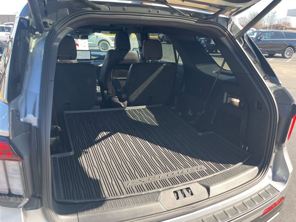 Used 2025 Ford Explorer Platinum w/ Ultimate Package image 16
