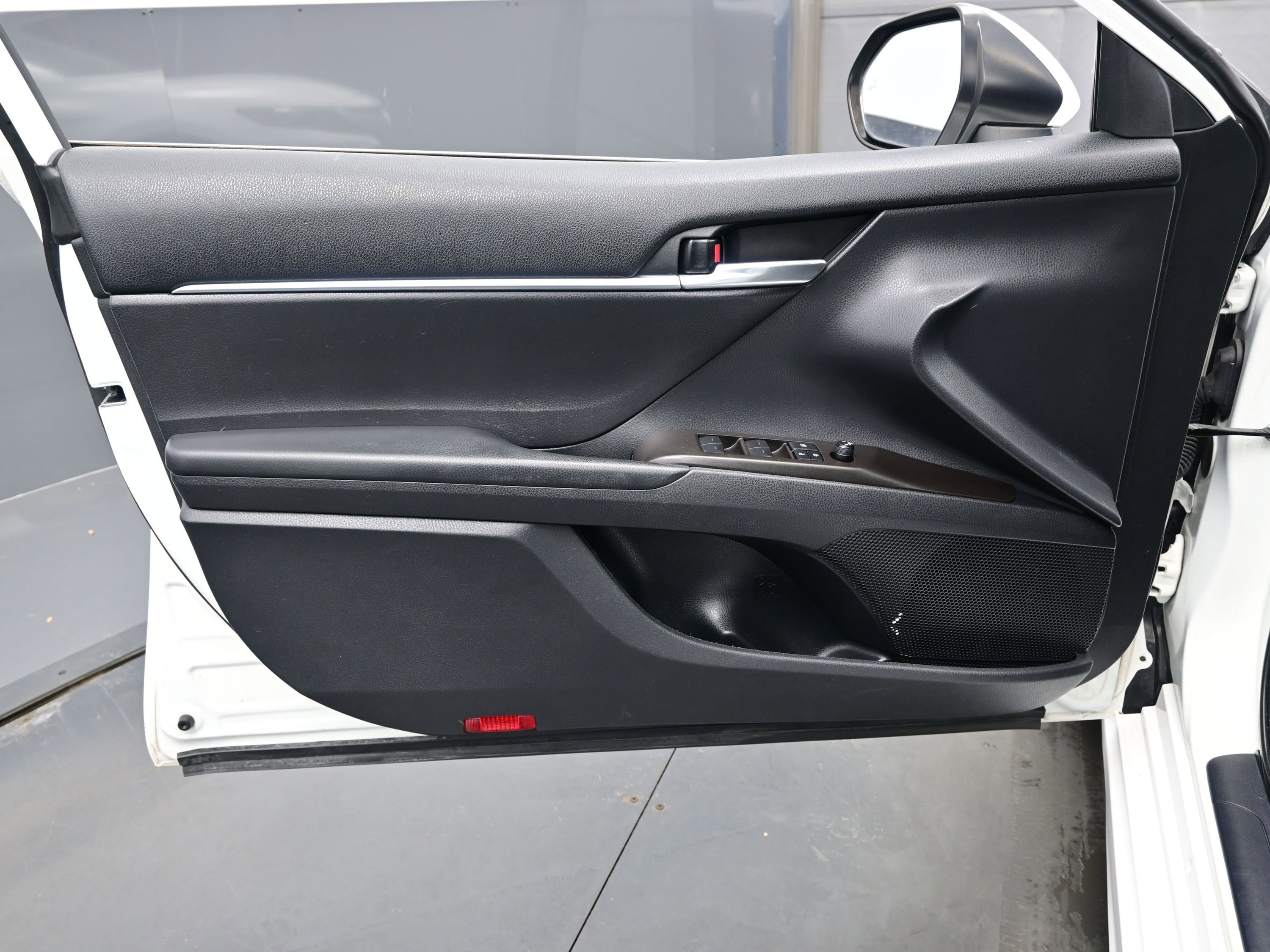 Used 2021 Toyota Camry SE w/ Cold Weather Package image 9